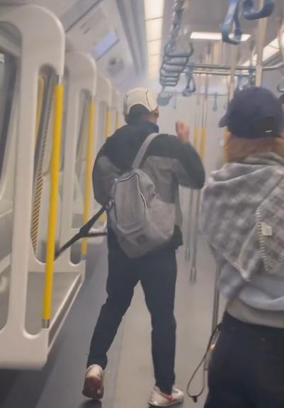 一名男乘客見狀上前協助,而其他乘客則掩鼻避走至較遠位置。(Threads/florence._.ouo)
