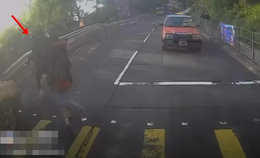 捱撞女學生其後忍痛起身。(FB/cam L(香港群組))