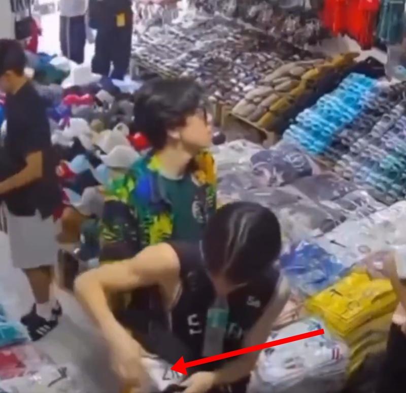 他們不時左右張望,就趁無人注意時,迅速將衣服塞進各自的背包內,並互相掩護。(X)