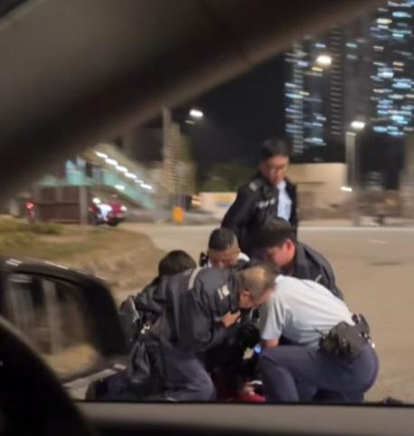 案件列作「發現懷疑精神紊亂人士」處理。(FB/車cam L (香港群組))