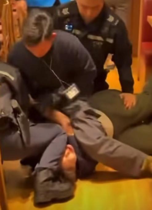 警員再警告:「如果你再繼續,會用胡椒噴霧」,女子繼續掙扎,最終當頭被施放胡椒噴霧。(FB/大埔人大埔谷)