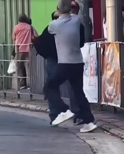 白髮男不斷退後並不住驚呼:「有刀呀!報警呀!有刀呀!」(FB/車cam L(香港群組))