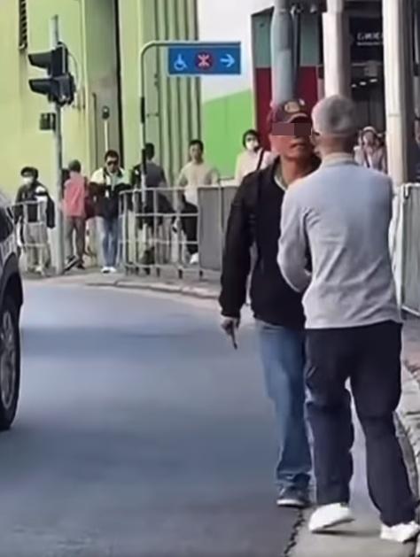 鴨舌帽男繼續進逼連聲質問:「你驚咩呀?」(FB/車cam L(香港群組))