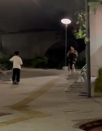 有人叫喊:「走呀,X頭,X你老X,走喇!」、「X!愈燒愈大」。(Threads)