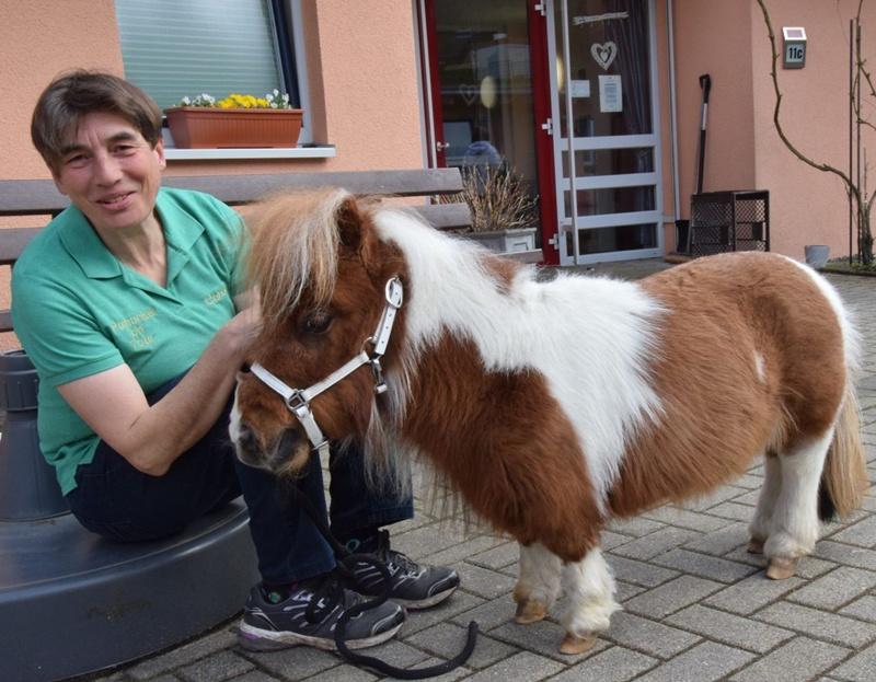 Carola說:「牠喜歡自己成為眾人矚目的焦點。」(X)