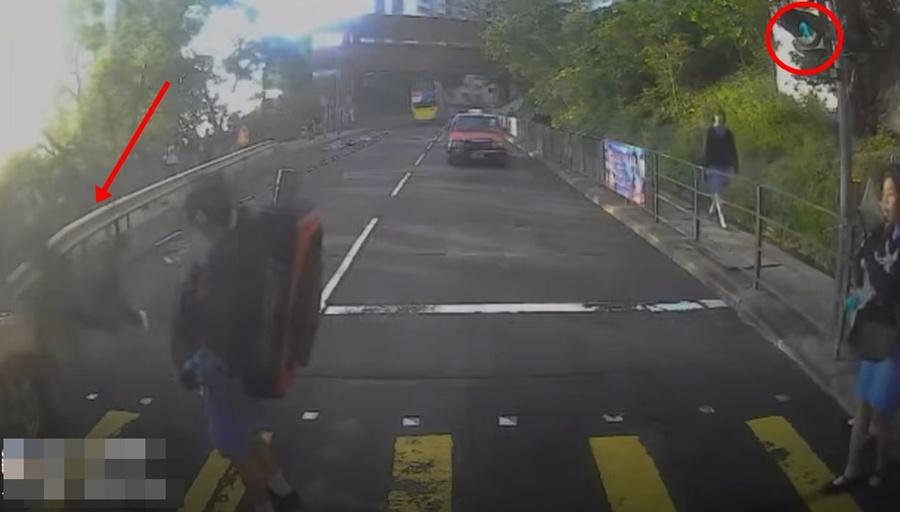 當時行人過路處交通燈為「綠色人像」,期間有兩名女學生分先後橫過馬路。(FB/cam L(香港群組))