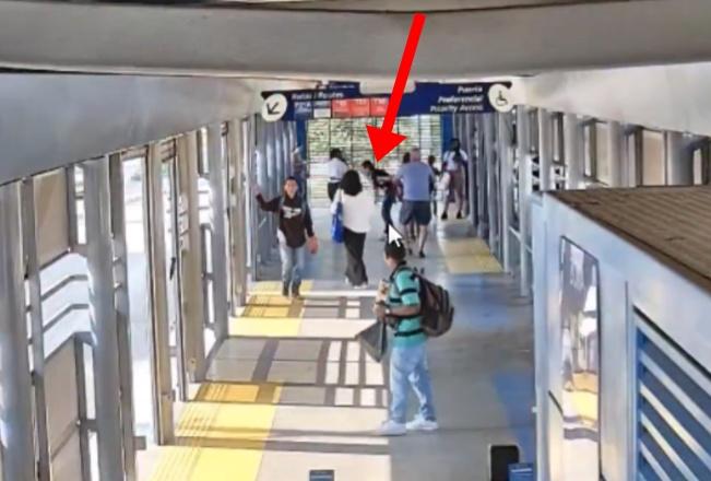 其他乘客發現傷者後上前查看情況。(X)