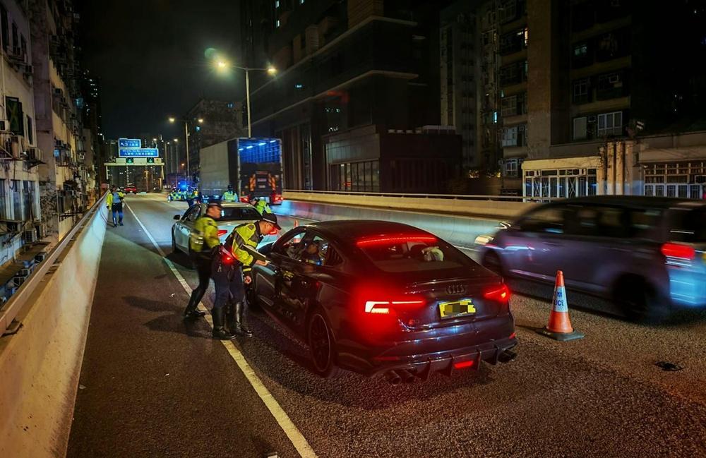 警方在區內進行執法行動,打擊「酒後駕駛」、「藥後駕駛」、「非法賽車」、「超速駕駛」及「非法改裝行動」等罪行。(警方圖片)