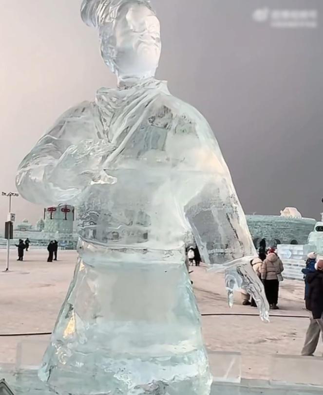 「冰雪大世界」內部分冰雕表面有水珠不停滴下。(微博)