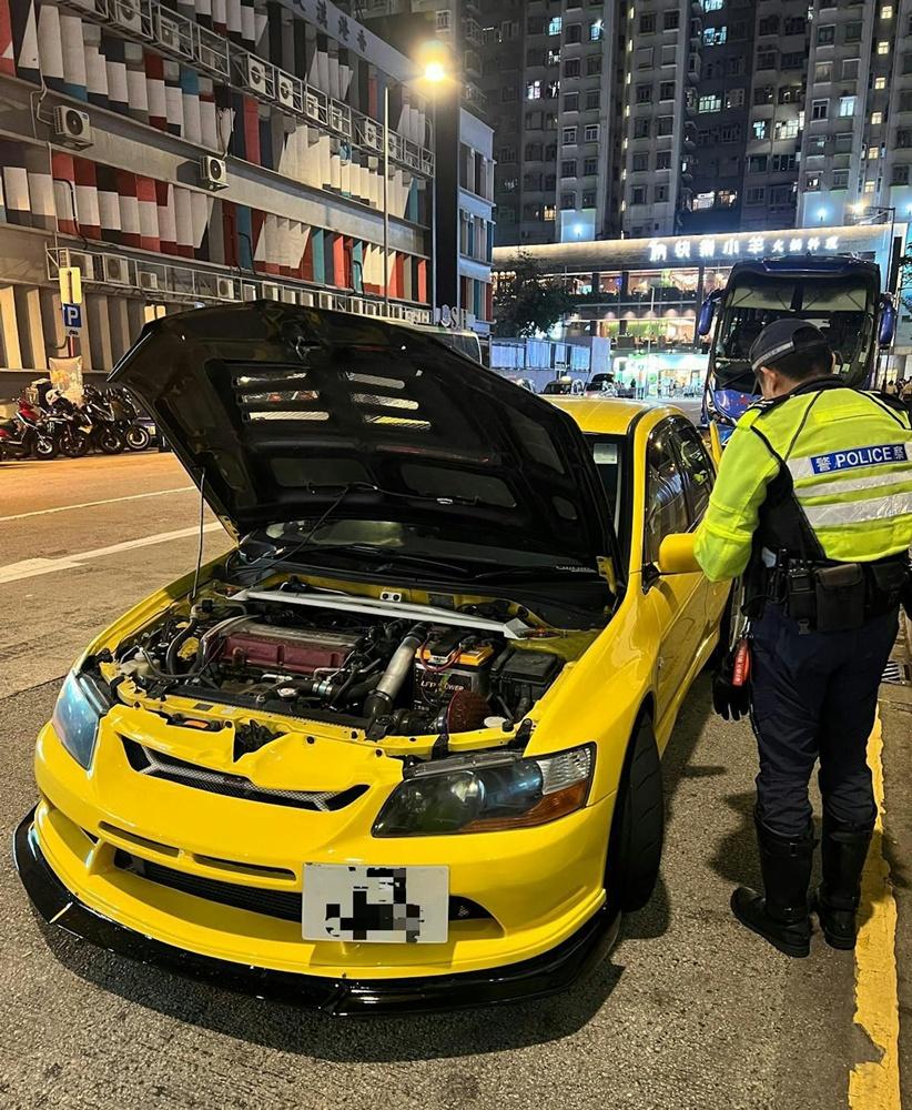 警員共發現共11輛私家車懷疑曾非法改裝或不符合法例規定,違反《道路交通(車輛構造及保養)規例》。(警方圖片)