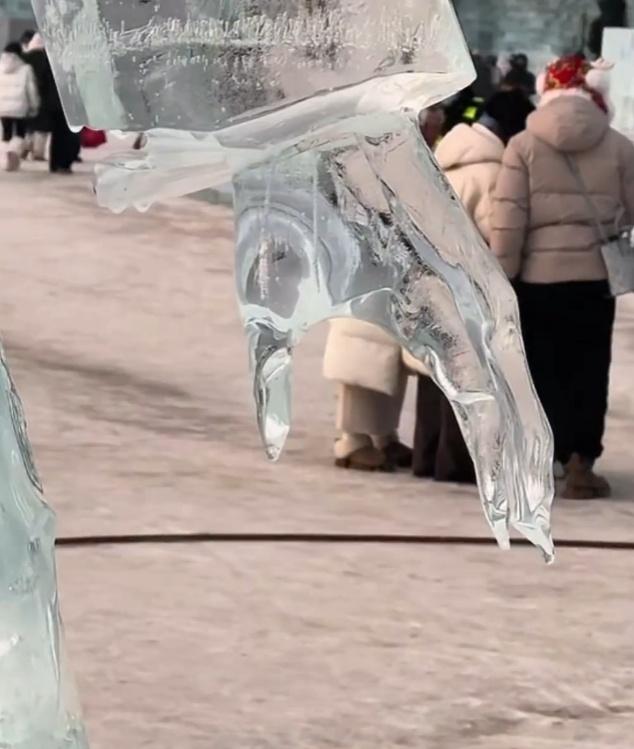 「冰雪大世界」內部分冰雕表面有水珠不停滴下。(微博)