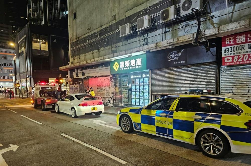 警員共發現共11輛私家車懷疑曾非法改裝或不符合法例規定,違反《道路交通(車輛構造及保養)規例》。(警方圖片)