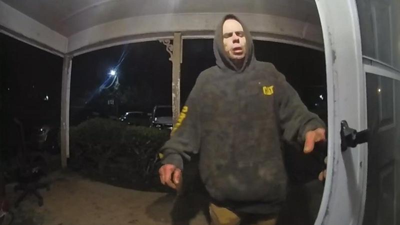 Timothy被目擊挨家挨戶敲門而引起民眾注意。(X)