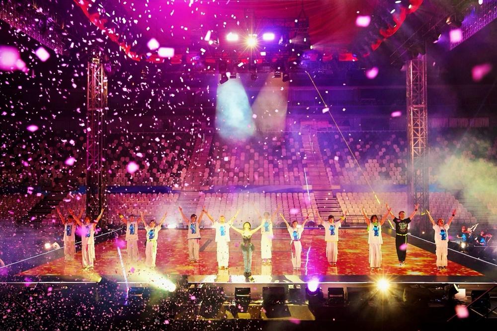 濱崎步無人演唱會現場照曝光,台下1.4萬張空凳,稱「最難忘演出之一」。(FB/ayumi hamasaki)