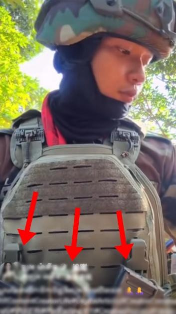 這名頭戴鋼盔的年輕士兵,身穿全套迷彩服,胸前掛上防彈背心和幾個彈匣。(FB)