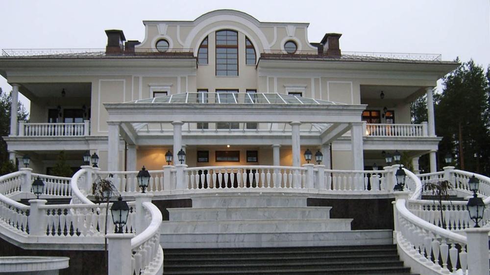 普京在瓦爾代的官邸,名為多爾吉耶·博羅迪,位於瓦爾代鎮東北部,與瓦爾代鎮之間隔著瓦爾代湖。(X)