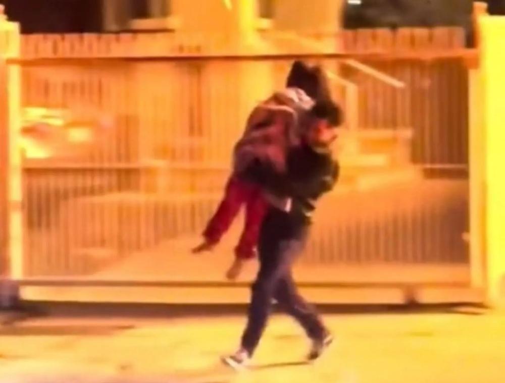 Richard在屋內抱出小女孩到安全的地方,交給一位鄰居。(X)