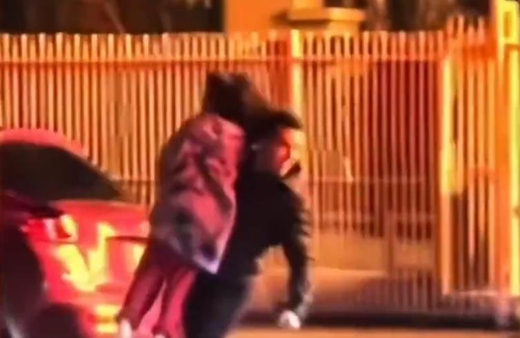 Richard在屋內抱出小女孩到安全的地方,交給一位鄰居。(X)