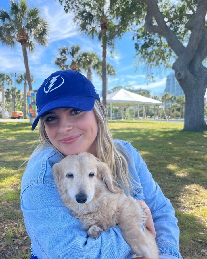 飼主提到,Bella離世前仍安靜地依靠在她身旁,那一夜成了最難忘也最心痛的告別時刻。(IG)