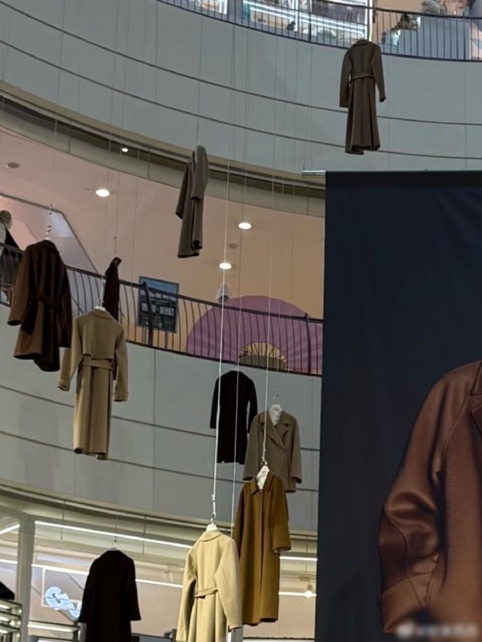 網民紛紛驚呼「很嚇人」、「都巿怪談」、「詭異」、「我笑吐了」、「哪個天才」、「太不吉利」。(微博)