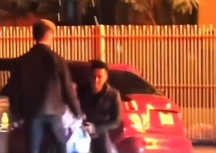 Richard在屋內抱出小女孩到安全的地方,交給一位鄰居。(X)