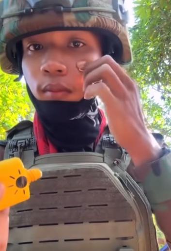 士兵將防曬液擠在指尖,塗抹在兩頰與鼻樑。(FB)