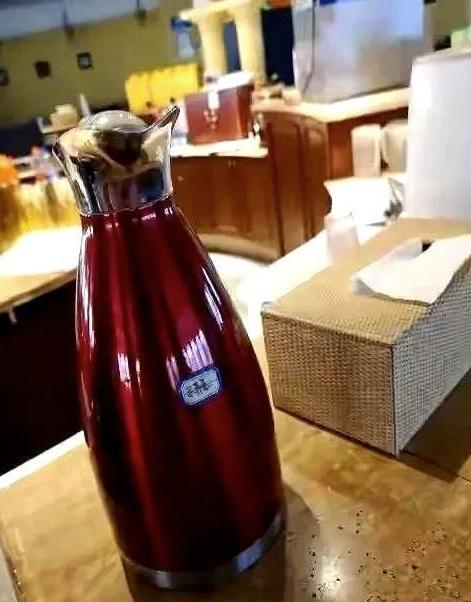 店員當場將水壺收走,但未告知水中添加「強效含氯消毒劑」成分