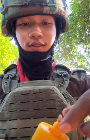 士兵不時向鏡頭露出笑容,還不忘多次將防曬液LOGO展示。(FB)