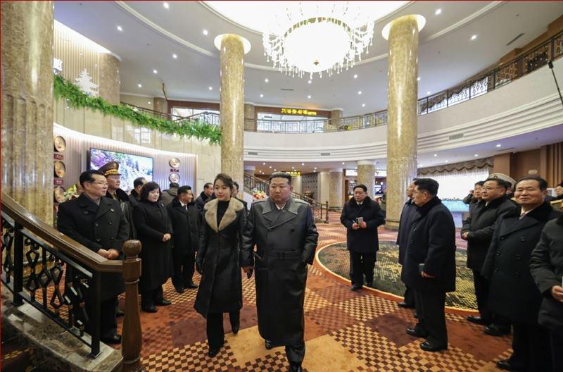 金正恩與女兒十指相扣參觀。(勞動日報)