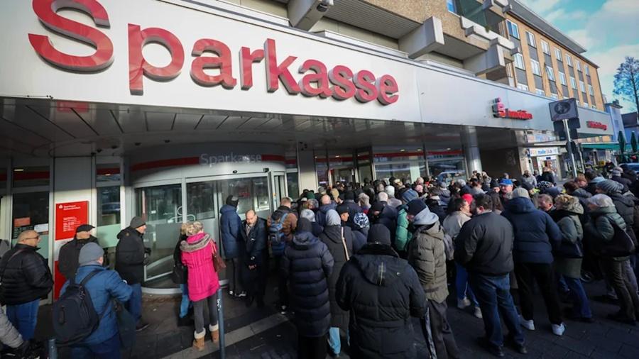 客戶聚集銀行門前要求入內。(X)