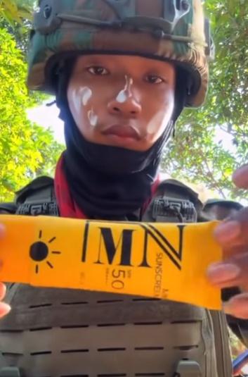 士兵不時向鏡頭露出笑容,還不忘多次將防曬液LOGO展示。(FB)