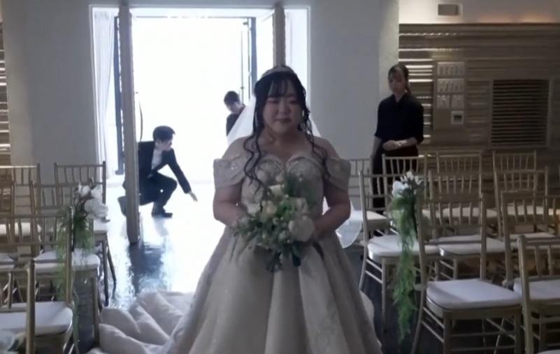 33歲的新娘野口由里奈,身穿一襲白色婚紗,頭戴皇冠,手執花束。(X)