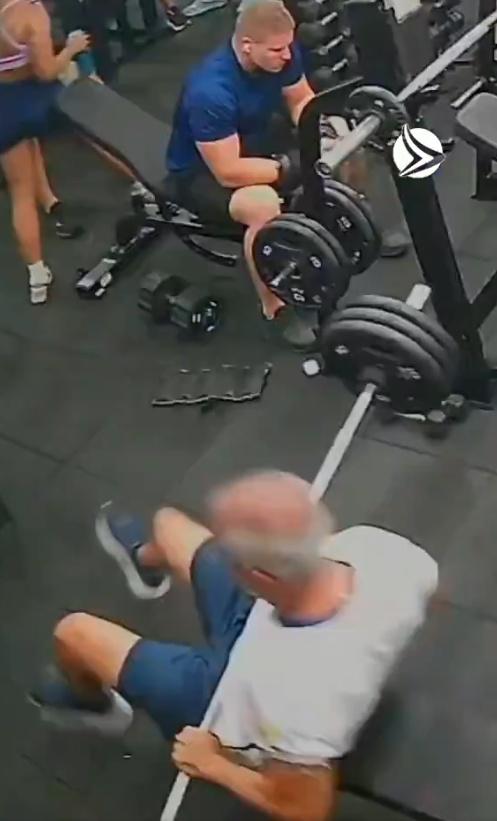 Ronald立即彈起身並推開槓鈴,接著按著胸口起來,一切看似沒有大礙。(X)