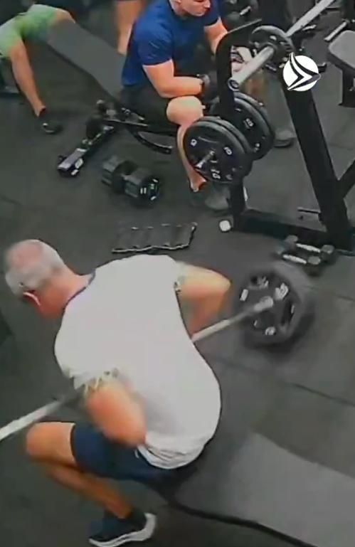 Ronald立即彈起身並推開槓鈴,接著按著胸口起來,一切看似沒有大礙。(X)