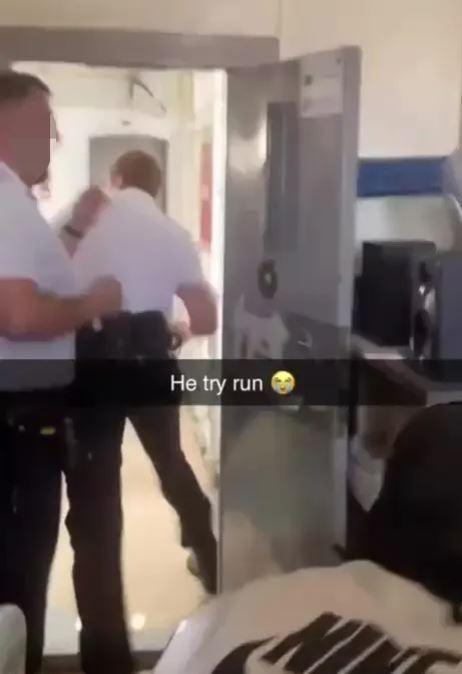 一名獄警和多達3名囚犯還擠在狹小的空間內圍觀。(X)