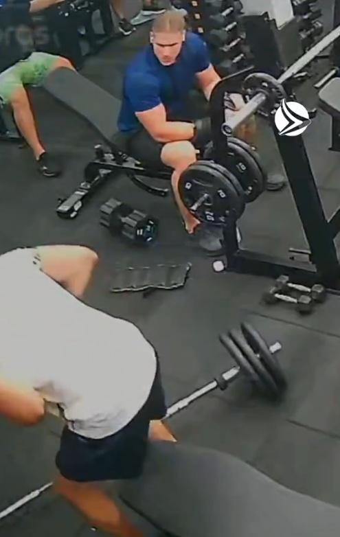 Ronald立即彈起身並推開槓鈴,接著按著胸口起來,一切看似沒有大礙。(X)