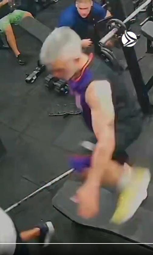 詎料Ronald行了約兩步就突然一個踉蹌跌倒地上,附近的目擊者隨即上前查看及協助。(X)