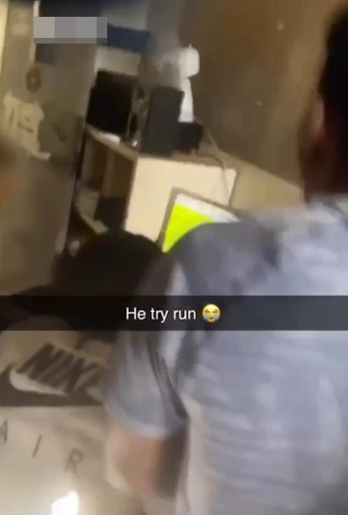 一名獄警和多達3名囚犯還擠在狹小的空間內圍觀。(X)