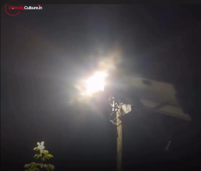 與太陽能板相連的燈具隨後亮起,彷彿真的成功「發電」。(IG)