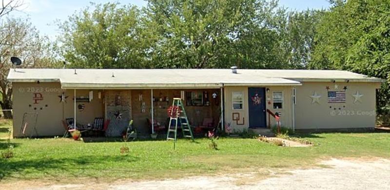 Sandra Phelps中槍時正抱著孫兒,閒坐在門外有蓋範圍。(X)