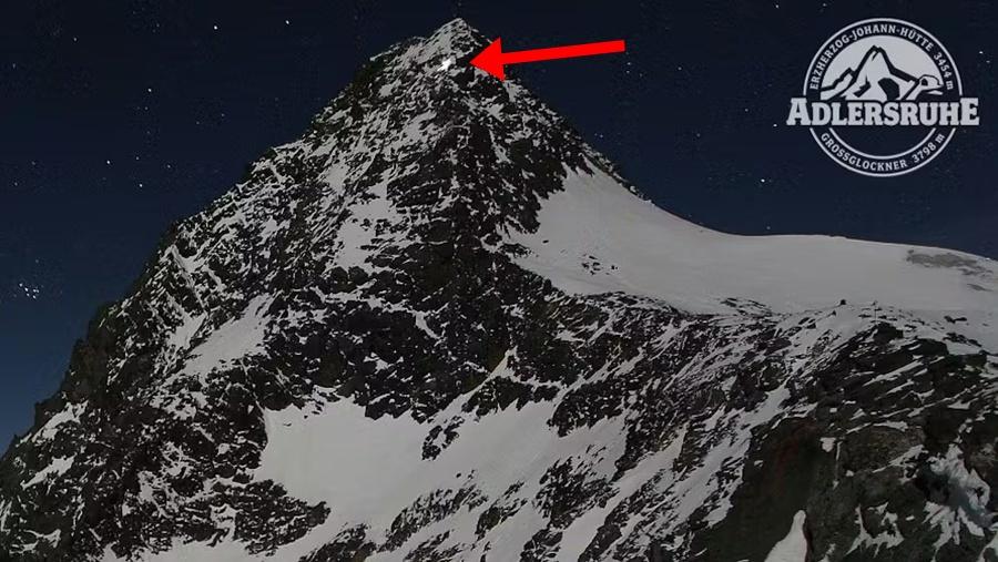 凌晨約2時半,只有Thomas的頭燈,由山頂附近往下移動。(當地登山監視系統)