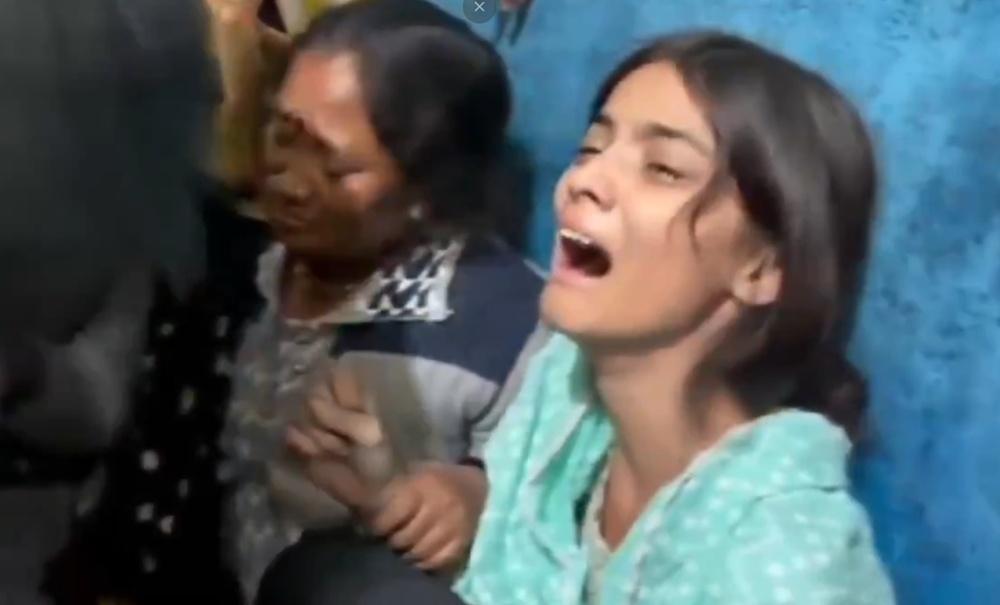 在友人協助下,在Aanchal與男友的遺體上塗抹裝飾、舉行了象徵性婚禮。(X)