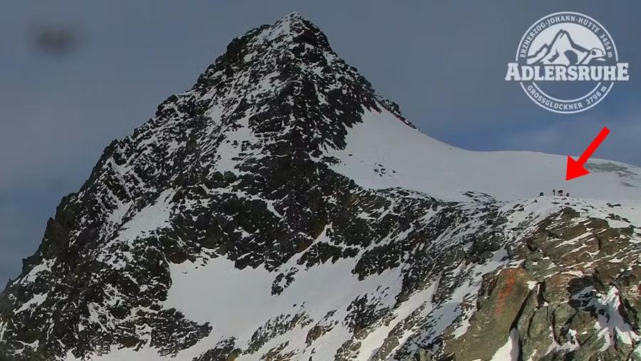 救援隊前往搜救途中。(當地登山監視系統)