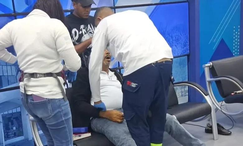 報道指,電視台緊急中斷直播,工作人員上前查看情況,並隨即將Mario送院搶救。(X)