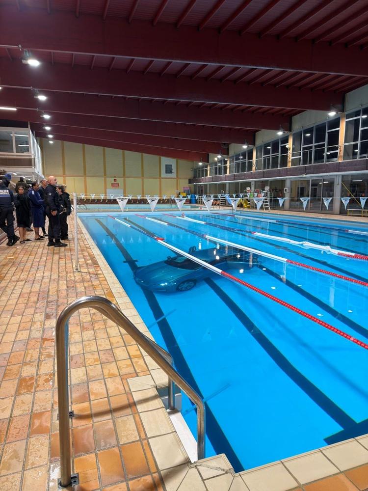 現場畫面顯示,車輛完全沒入水中,停在泳池中央。(X)