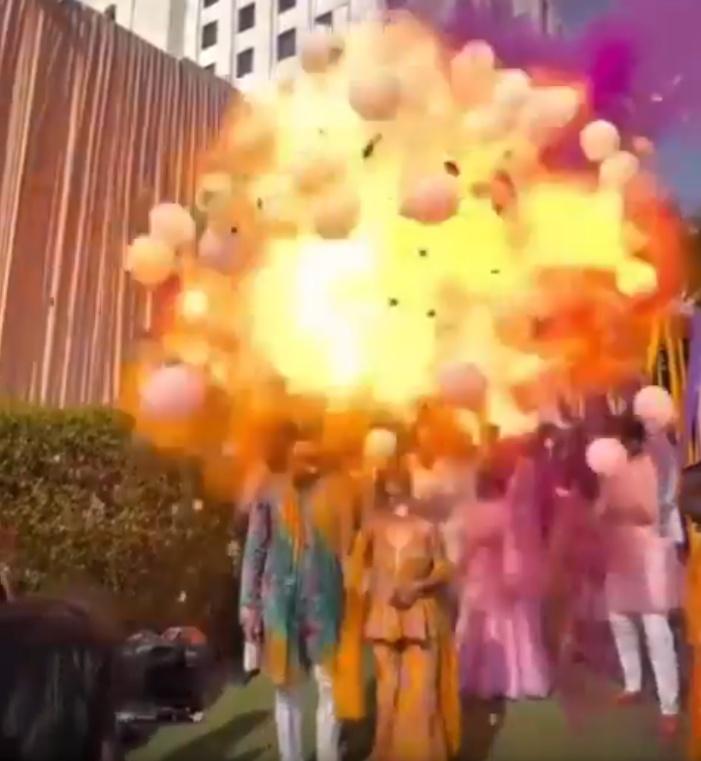巨大火球從新人上方炸開,導致多名在場賓客驚呼四散。(X)