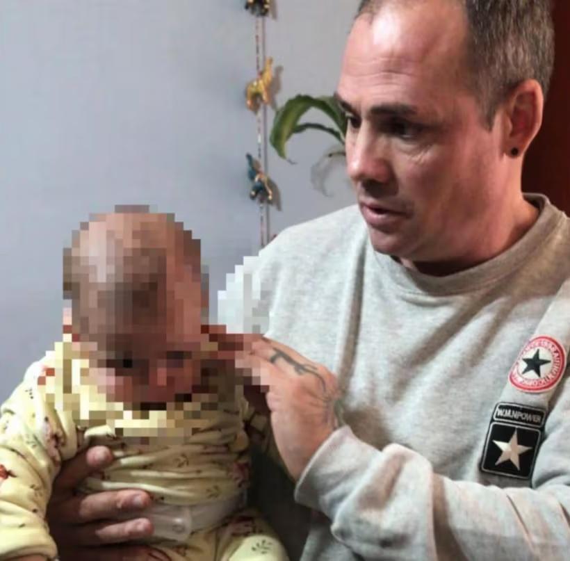 死者生前與孩兒合照。(X)