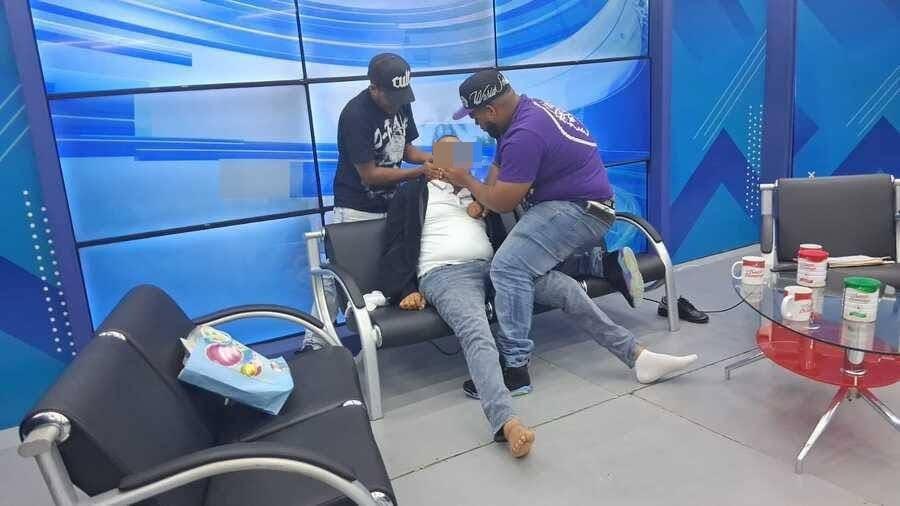 報道指,電視台緊急中斷直播,工作人員上前查看情況,並隨即將Mario送院搶救。(X)