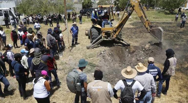 調查人員在球場周邊的多處搜救行動中,持續找到合計共456袋人類遺骸。(X)