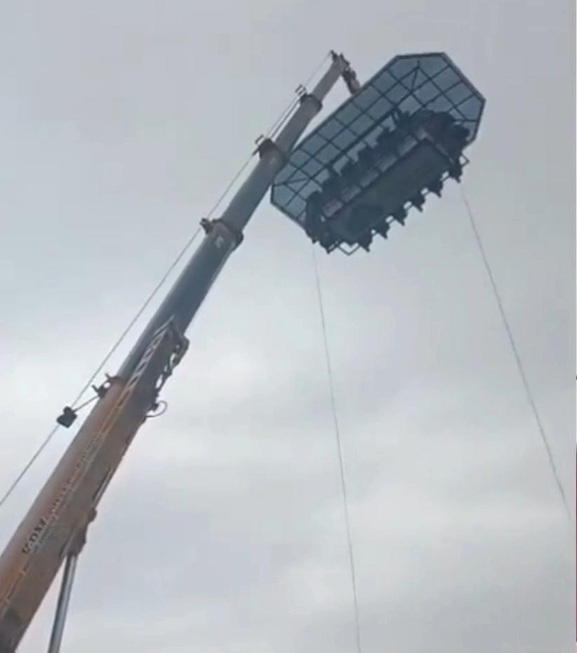 一家四口及28歲侍應Haripriya合共5人被困半空。(X)